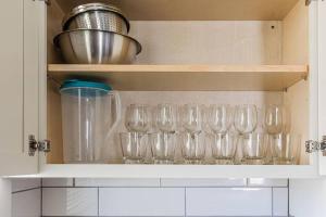 Nhà bếp/bếp nhỏ tại Step into Style Charming RVA Getaway!