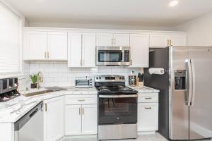 Nhà bếp/bếp nhỏ tại Step into Style Charming RVA Getaway!