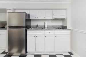 Kuchyň nebo kuchyňský kout v ubytování Sabal Palms Inn