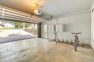 Γυμναστήριο ή/και όργανα γυμναστικής στο Home with Trail Access and Fire Pit in Bella Vista!