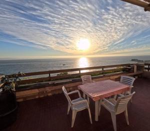 a table and chairs on a balcony with a view of the ocean at Reñaca Gran terraza con vista al mar in Viña del Mar