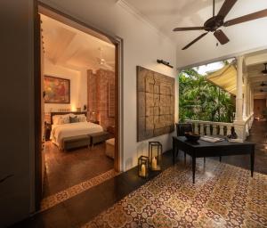 une chambre avec un lit et un bureau dans l'établissement Casa Belle Cartagena Hotel Boutique, à Carthagène des Indes