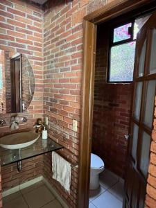 ein gemauertes Badezimmer mit Waschbecken und Toilette in der Unterkunft Casa de los ángeles en el centro in Malinalco