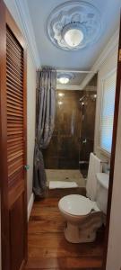 Phòng tắm tại Caye Caulker Boutique Guesthouse 7