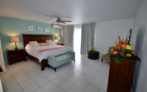 The Atrium Beach Resort and Spa, Ascend Hotel Collection客房内的一张或多张床位