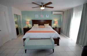 The Atrium Beach Resort and Spa, Ascend Hotel Collection客房内的一张或多张床位