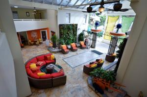 een woonkamer met banken en planten bij Atrium Beach Resort and Spa St Maarten a Ramada by Wyndham in Simpson Bay