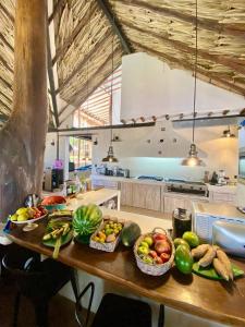 eine Küche mit Schalen mit Obst und Gemüse auf der Theke in der Unterkunft Ranchos de Chana, Rancho Agua E Panela in Flandes + 26 Fotos