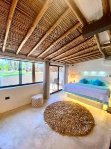 ein Schlafzimmer mit einem Bett und einem großen Fenster in der Unterkunft Ranchos de Chana, Rancho Agua E Panela in Flandes