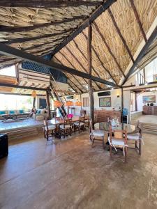 ein großes Zimmer mit Tischen und Stühlen in einem Gebäude in der Unterkunft Ranchos de Chana, Rancho Agua E Panela in Flandes