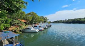 un gruppo di imbarcazioni ormeggiate su un lago di Puxadinho do Sossego a Presidente Epitácio