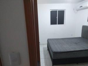 Ένα ή περισσότερα κρεβάτια σε δωμάτιο στο Apartamento bem localizado c Varanda