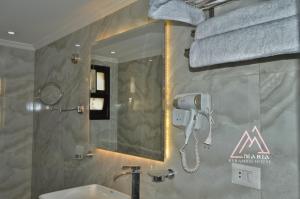 un bagno con lavandino e specchio di Maria Pyramids House a Il Cairo
