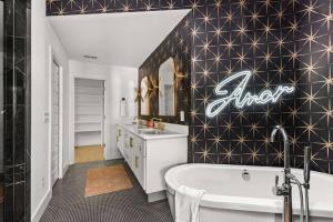 Φωτογραφία από το άλμπουμ του Modern Townhouse near Vandy and Parthenon στο Νάσβιλ +31 φωτογραφίες