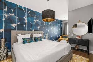 Ένα ή περισσότερα κρεβάτια σε δωμάτιο στο Modern Townhouse near Vandy and Parthenon