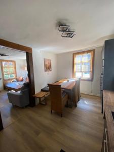 a living room with a table and a dining room at Ferienhaus Auszeit in Bad Kreuznach