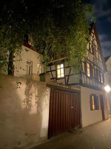 a white house with a gate and a fence at Ferienhaus Auszeit in Bad Kreuznach