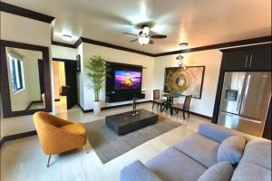 Μια τηλεόραση ή/και κέντρο ψυχαγωγίας στο Furnished suites in Montego Bay Jamaica