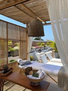 une chambre avec un lit et des chaises sur une terrasse dans l'établissement Casa Belle Cartagena Hotel Boutique, à Carthagène des Indes