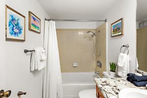 Ein Badezimmer in der Unterkunft Maui Vista 3403