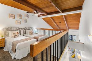 1 Schlafzimmer mit 2 Betten und einer Treppe in der Unterkunft Maui Vista 3403 in Kihei