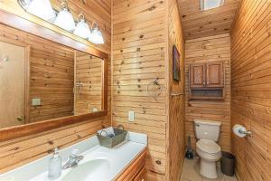 ein Badezimmer mit Badewanne, Toilette und Waschbecken in der Unterkunft Diamond Creek Cabin in Bryson City + 35 Fotos