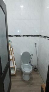 a bathroom with a white toilet in a room at Appartement cosy 6 personnes in Anzin