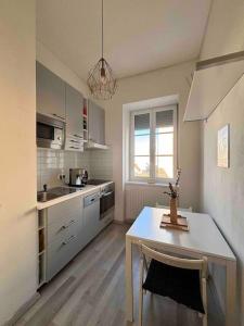 Kuchyň nebo kuchyňský kout v ubytování Helles Apartment im Zentrum