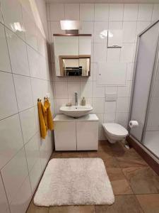 Koupelna v ubytování Helles Apartment im Zentrum + 5 fotografií