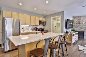 Φωτογραφία από το άλμπουμ του Beautifully Renovated 2 Room, 2 Bath Suite in Killington - Shuttle and Summer Pool! 542 σε Killington