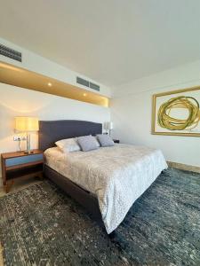 Un dormitorio con una cama grande y una alfombra. en Moderno Departamento de Lujo en Cancún, en Cancún