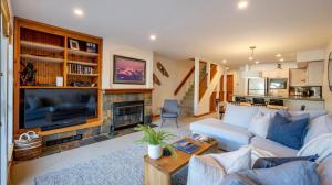 Uma área de estar em Forest Trails by Outpost Whistler