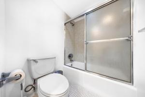 Vannituba majutusasutuses Oceanfront Luxury Condo with Stunning Views and Resort Amenities