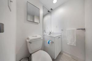 Vannituba majutusasutuses Oceanfront Luxury Condo with Stunning Views and Resort Amenities