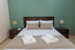 ein Schlafzimmer mit einem Bett mit zwei Handtüchern darauf in der Unterkunft Casa da Vila in Ribeira de Pena