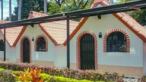 a house with arched windows and a roof at Hotel Las Victorias Palmira in Palmira