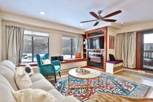 キリングトンにあるMountain Views at Mt Green 2BR-2BA, Shuttle, Discounted Lifts, Pool, Hot Tub and More!のソファとテレビのあるリビングルーム