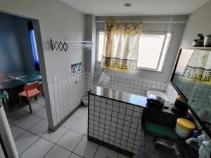 Ảnh trong thư viện ảnh của Ed Bertholi - Vista lateral do mar com garagem ở Serra