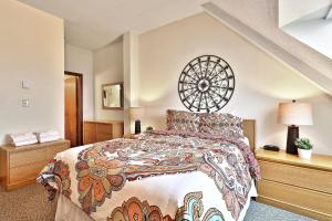 een slaapkamer met een groot bed en een groot dekbed bij Loft, Top-Floor Mountain View 2BR-2BA at Mountain Green, Pool, Hot Tub, Shuttle in Killington +50 foto's