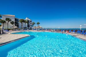 Πισίνα στο ή κοντά στο La Puerta Bright and Sunny Golf Course Villa