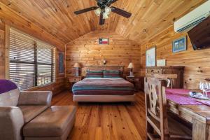 Ένα ή περισσότερα κρεβάτια σε δωμάτιο στο Enchanted Rockview Cabins