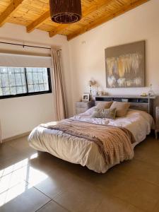 Ένα ή περισσότερα κρεβάτια σε δωμάτιο στο TANTI casa con pileta