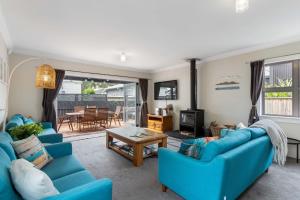 Ruang duduk di Whanga Beach Bach and Sleep-out