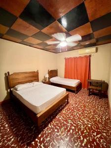 Giường trong phòng chung tại Casa Mestiza