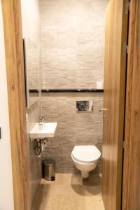 une salle de bain avec toilettes et lavabo dans l'établissement APPART AGADIR BAY CENTRE PISCINE PLAGE À 5mnts À PIEDS, à Agadir