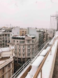テッサロニキにあるRooftop Mini Suite-Roof Deck-Sunbeds-City viewの雪に覆われた建物を望む街並み