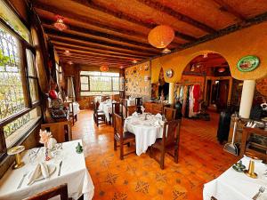 a dining room with tables and chairs in a restaurant at Riad Chay & Boutique in Ouarzazate