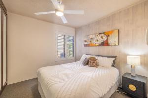 En eller flere senge i et værelse på Bay Parklands 27 2 Gowrie Ave pool tennis court spa and views + 24 billeder