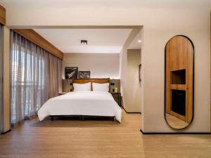 Cama ou camas em um quarto em Grand Mercure SP Itaim Bibi