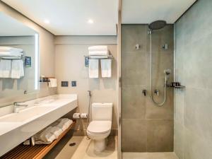 Um banheiro em Grand Mercure SP Itaim Bibi